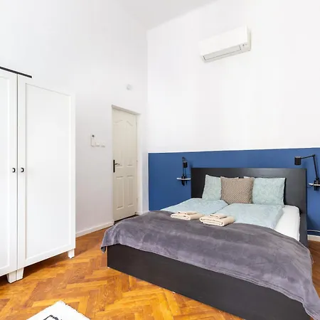 R61 Rakoczi Apartment